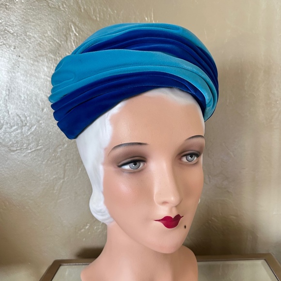 STRIKING 1970s' TWO-TONE BLUE VELIUR 